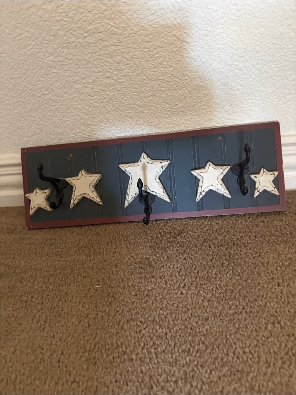 Farmhouse Star Wall Hook Rack in Beige and Blue, Rustic Red